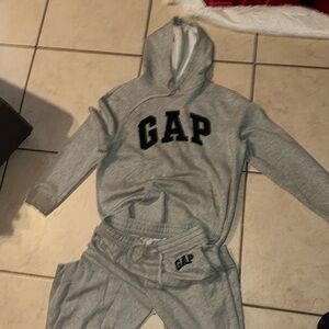 Gap swear suit